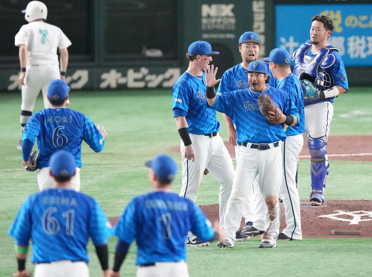 巨人対DeNA　巨人に勝利し、タッチを交わす伊勢（右から4人目）らDeNAナイン（撮影・鈴木みどり）