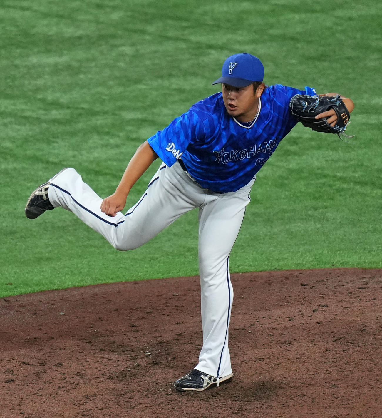 巨人対DeNA 8回裏から登板したDeNA堀岡（撮影・横山健太）