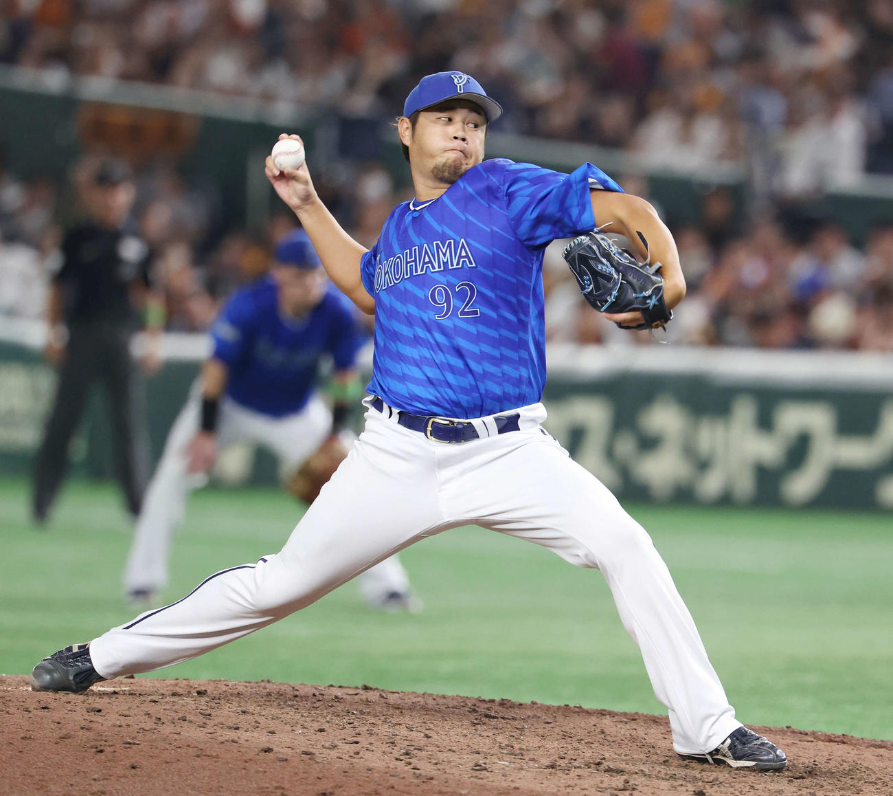 巨人対DeNA DeNA4番手の堀岡（撮影・宮地輝）