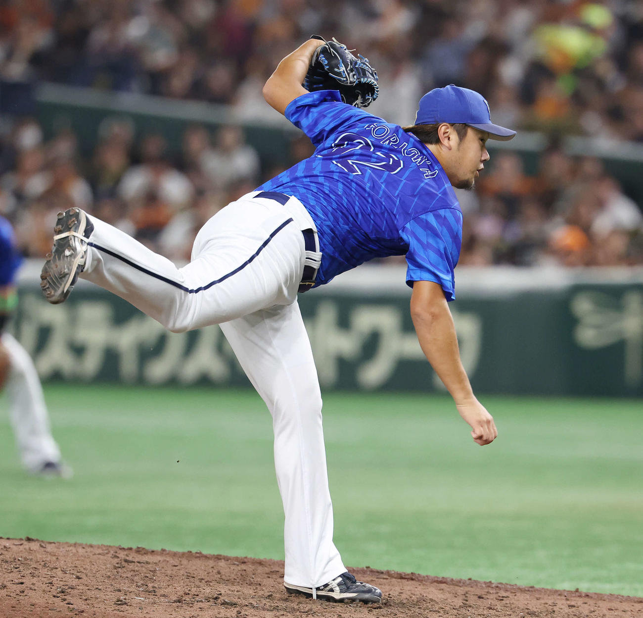 巨人対DeNA DeNA4番手の堀岡（撮影・宮地輝）