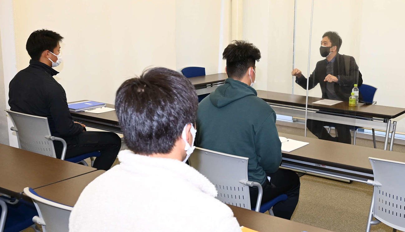 22年1月、藤川SAの新人講習を受ける前川（手前）ら（球団提供）