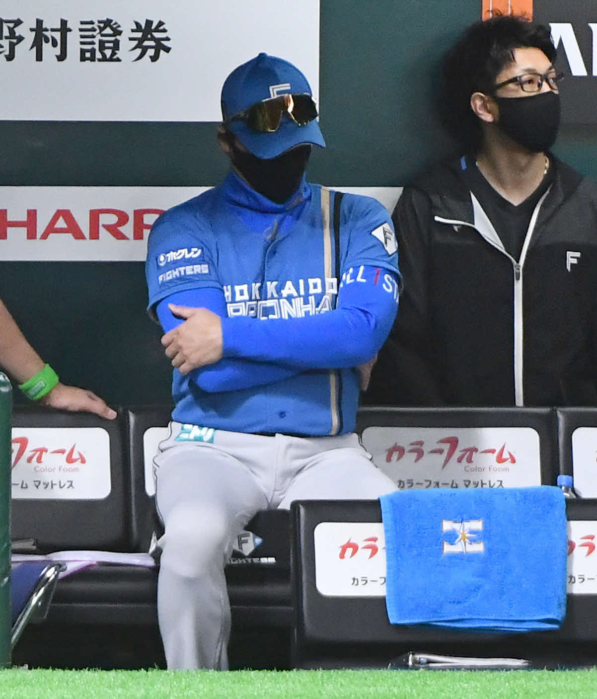 ソフトバンク対日本ハム　5回裏ソフトバンク1死、栗原に右越え本塁打を打たれ、ベンチでうつむく新庄監督（撮影・岩下翔太）