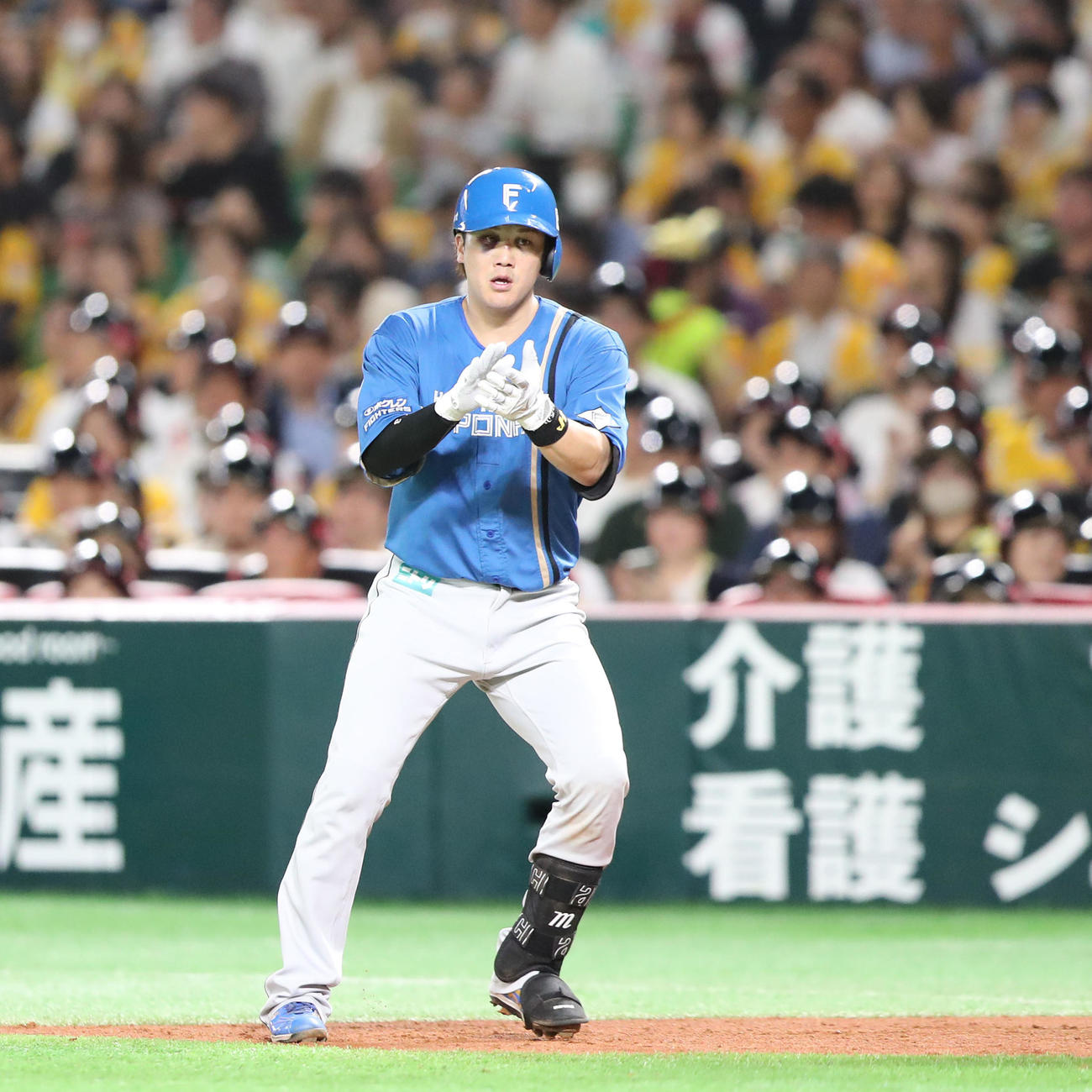 ソフトバンク対日本ハム　3回表日本ハム無死一塁、左前打を放ち手をたたいて喜ぶ伏見（撮影・鬼束羽瑠菜）