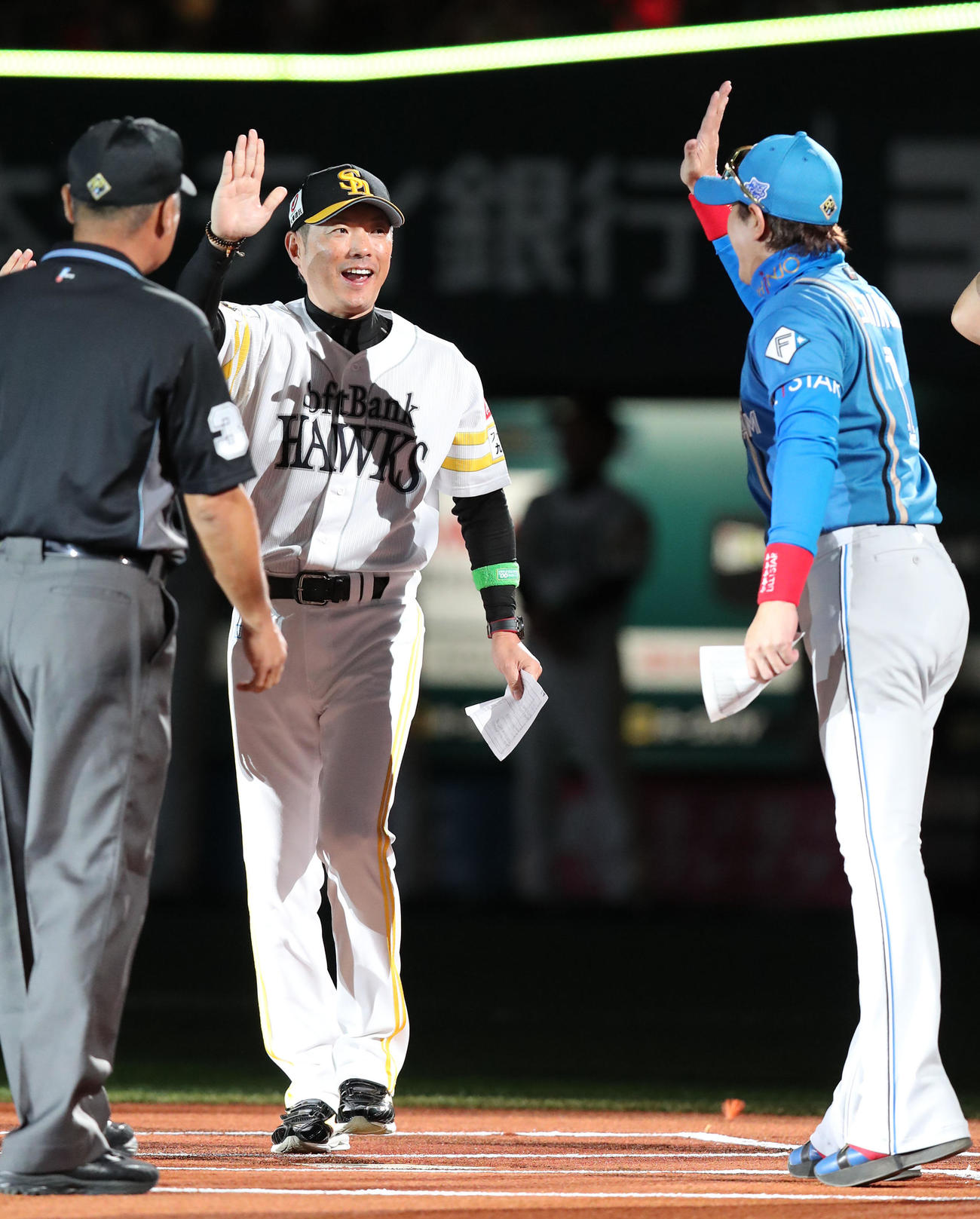 ソフトバンク対日本ハム　メンバー表交換をおこなう小久保監督（奥）と新庄監督（撮影・鬼束羽瑠菜）