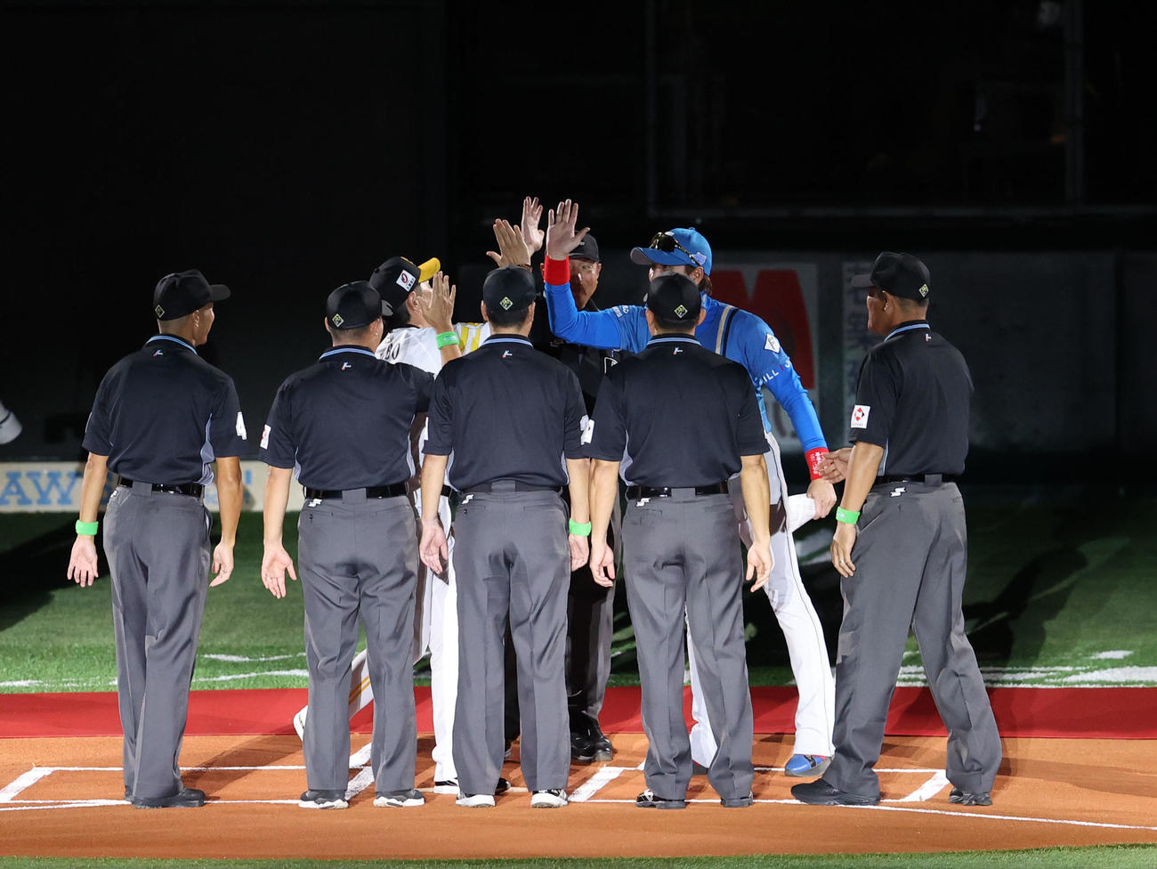 ソフトバンク対日本ハム　ホームベース付近でハイタッチをかわす小久保監督と新庄監督（撮影・梅根麻紀）