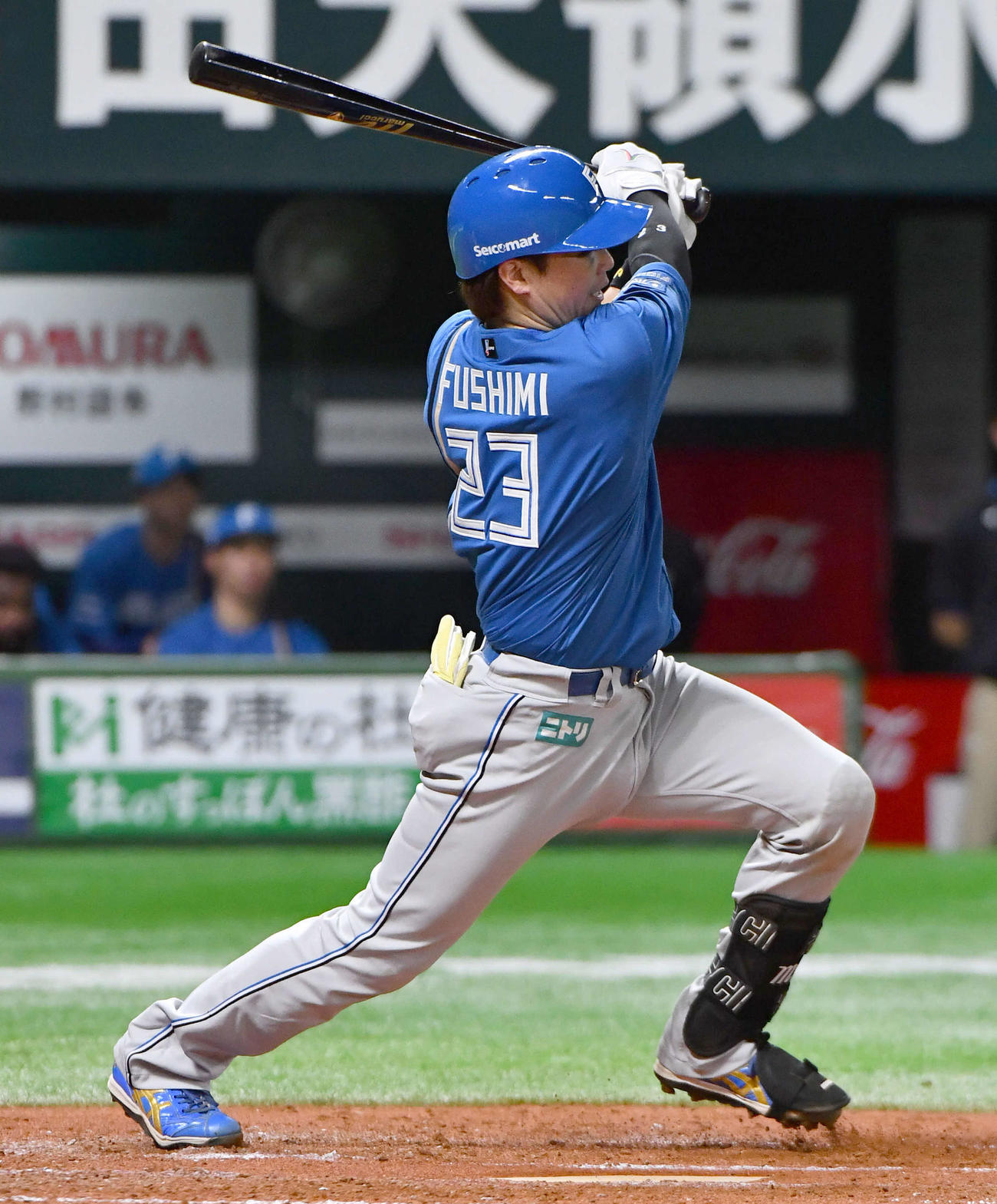 ソフトバンク対日本ハム　3回表日本ハム無死一塁、伏見は左前安打を放つ（撮影・岩下翔太）