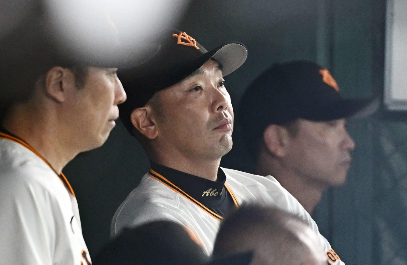 巨人対DeNA　ベンチで浮かない表情の巨人阿部監督（中央）（撮影・滝沢徹郎）