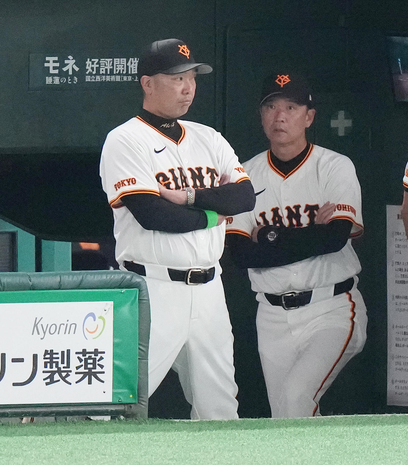 巨人対DeNA　ベンチで腕を組む巨人阿部監督（左）（撮影・鈴木みどり）