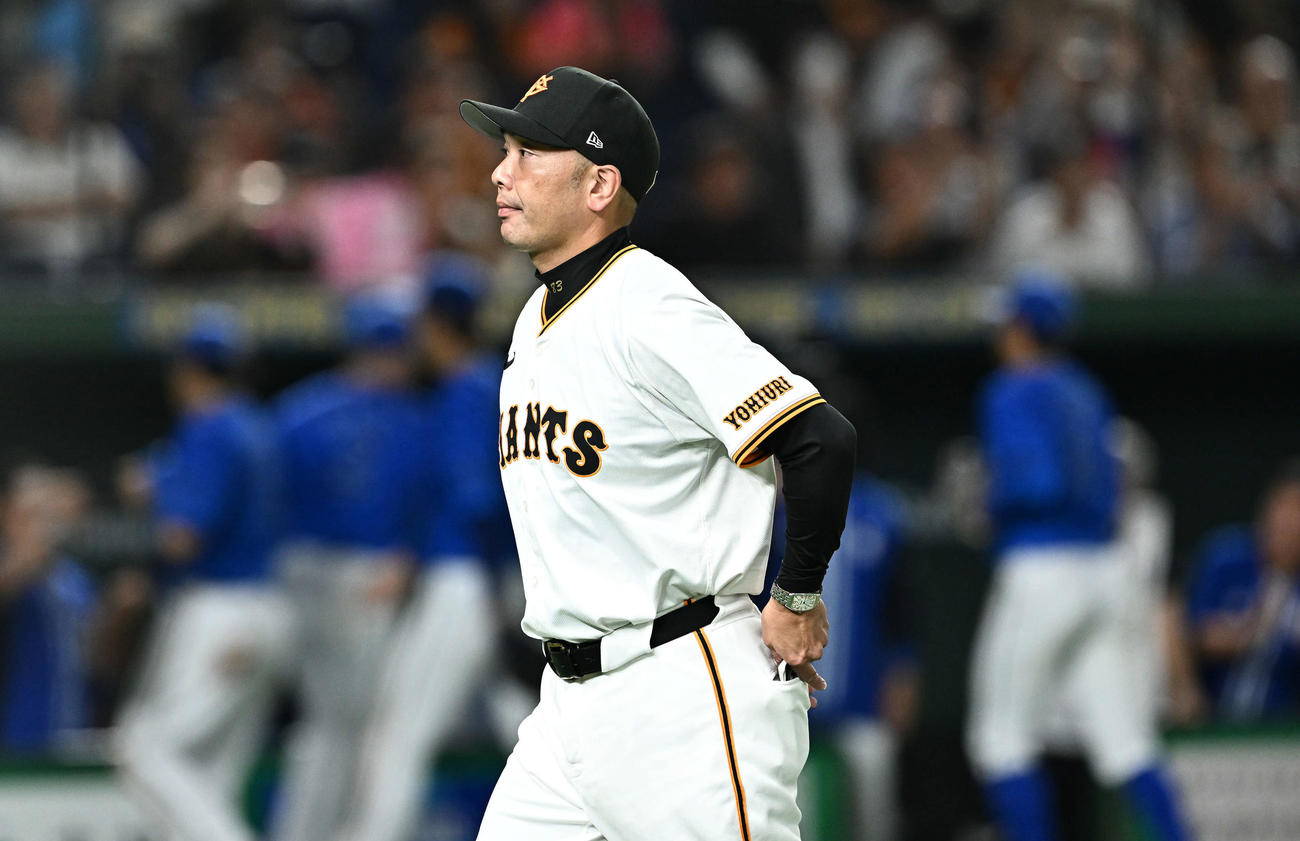巨人対DeNA　試合に敗れ引き揚げる巨人阿部監督（撮影・滝沢徹郎）