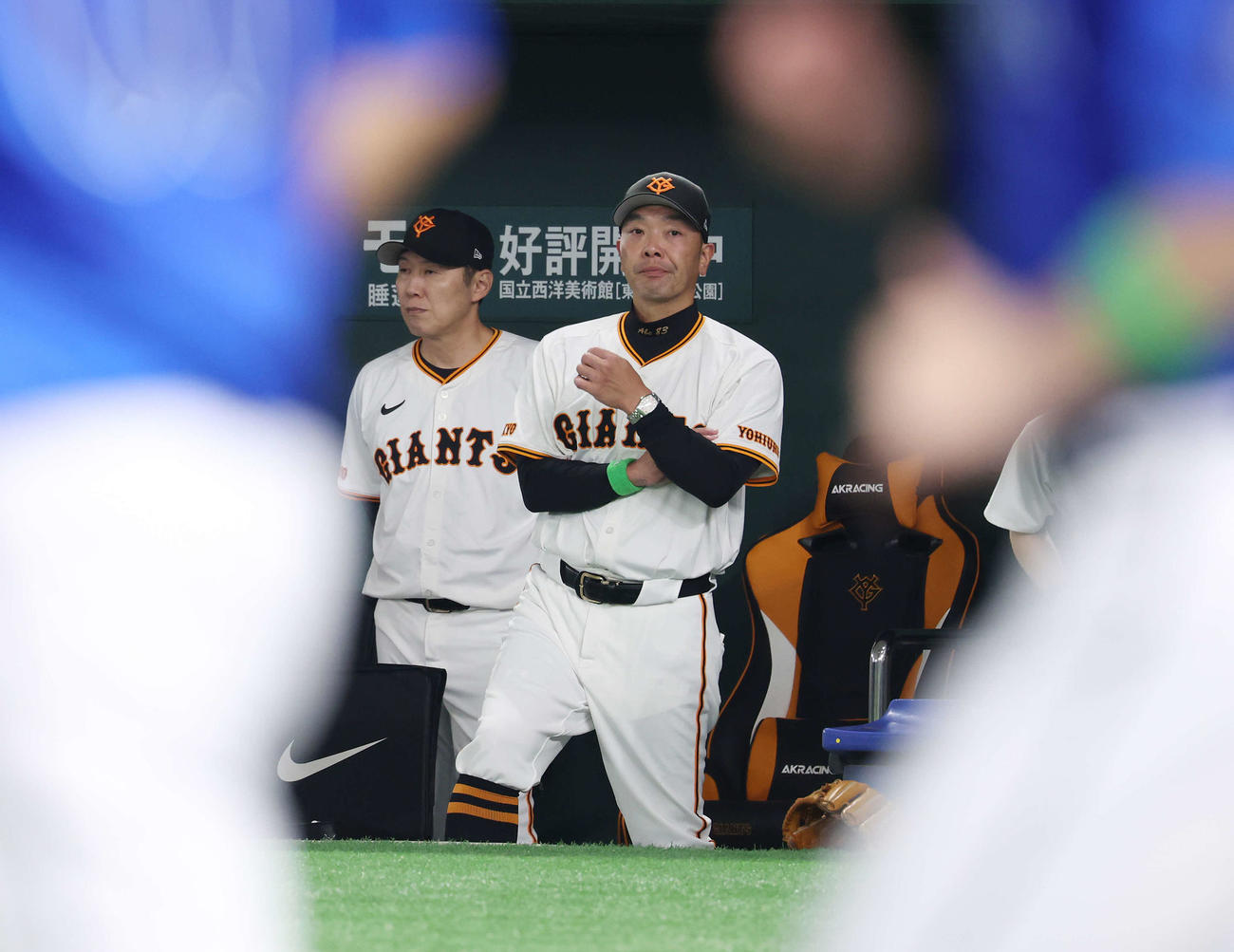 巨人対DeNA　敗れて厳しい表情の巨人阿部監督（右）（撮影・宮地輝）
