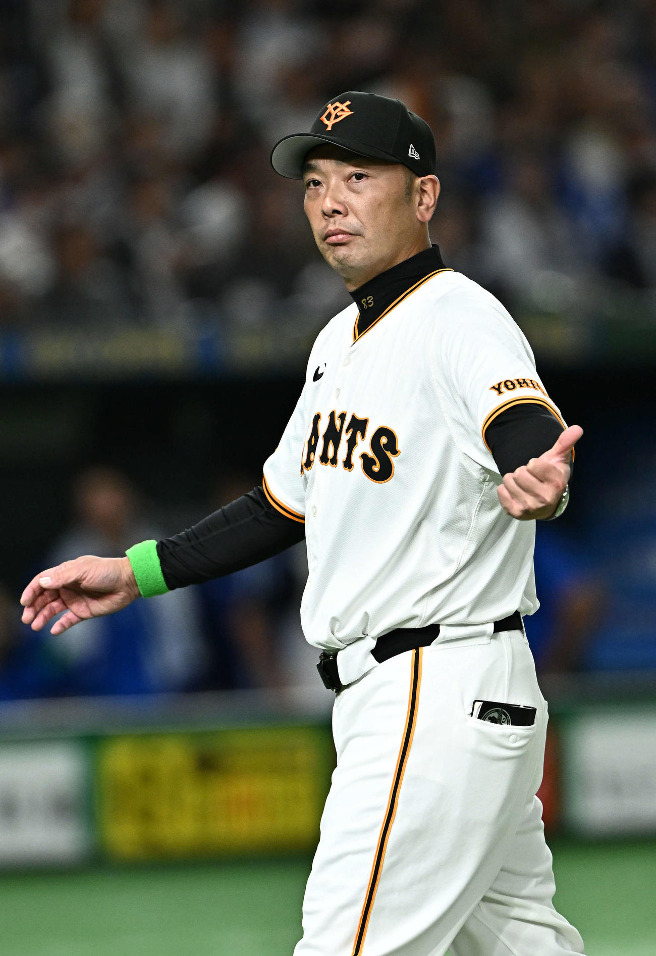 巨人対DeNA 7回表、投手の交代を告げベンチに引き揚げる巨人阿部監督（撮影・滝沢徹郎）