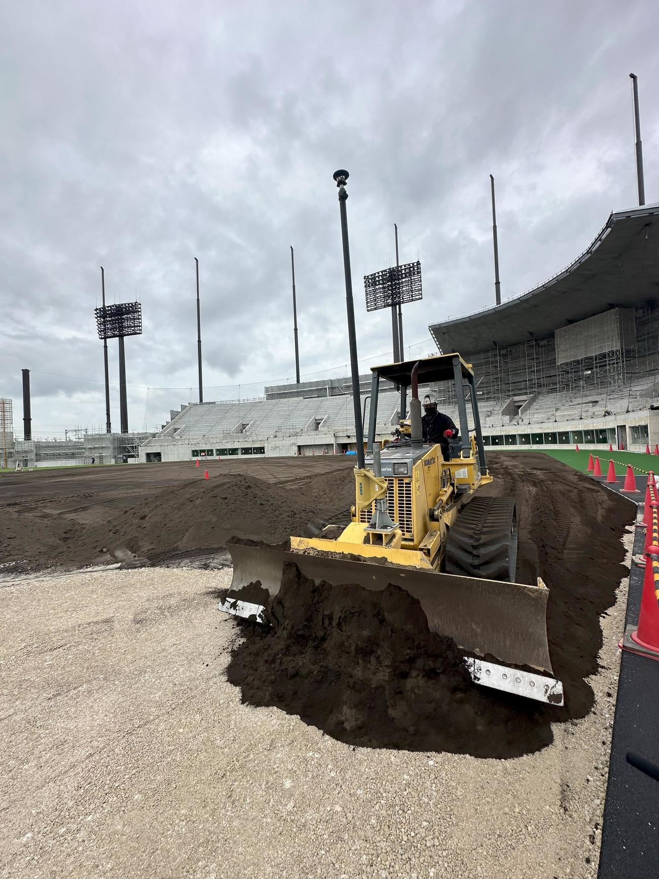 甲子園の土入れ作業が行われた阪神の2軍新施設ゼロカーボンベースボールパークの日鉄鋼板SGLスタジアム（球団提供）