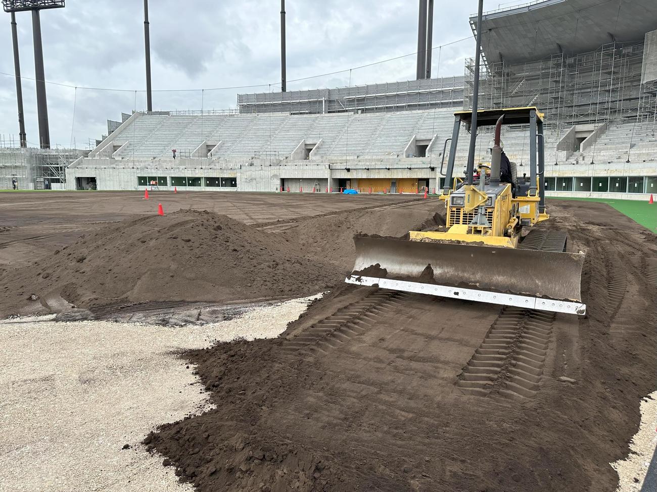 甲子園の土入れ作業が行われた阪神の2軍新施設ゼロカーボンベースボールパークの日鉄鋼板SGLスタジアム（球団提供）