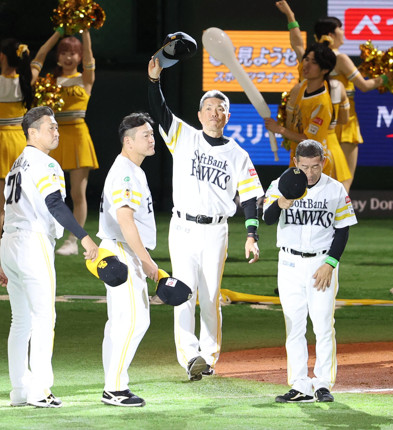 ソフトバンク対日本ハム　ファンにあいさつする小久保監督（撮影・梅根麻紀）