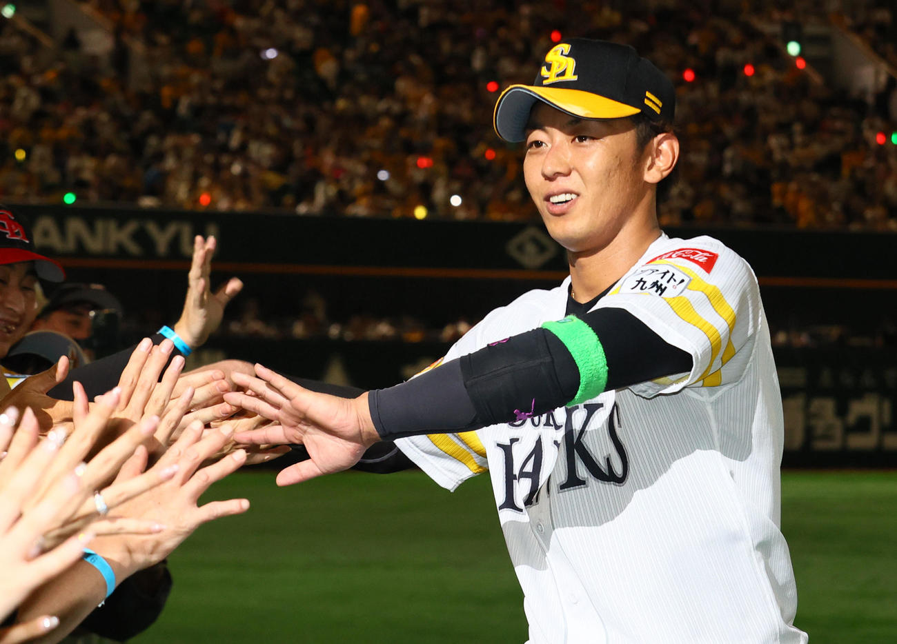 ソフトバンク対日本ハム　本日のヒーローに輝いた今宮はファンとタッチ（撮影・鬼束羽瑠菜）