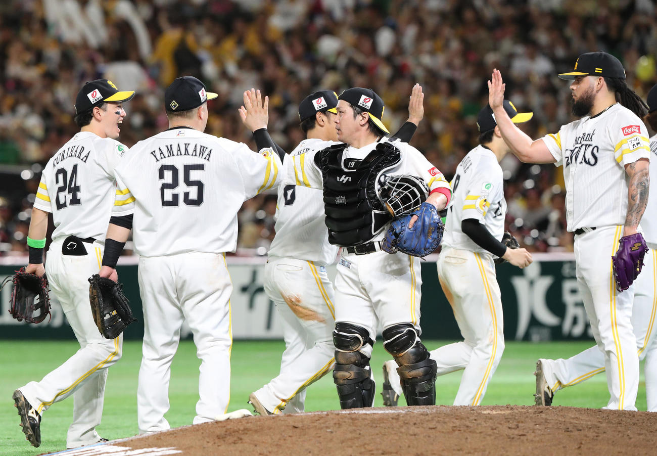 ソフトバンク対日本ハム　日本ハムに勝利しタッチをかわすソフトバンクナイン（撮影・鬼束羽瑠菜）