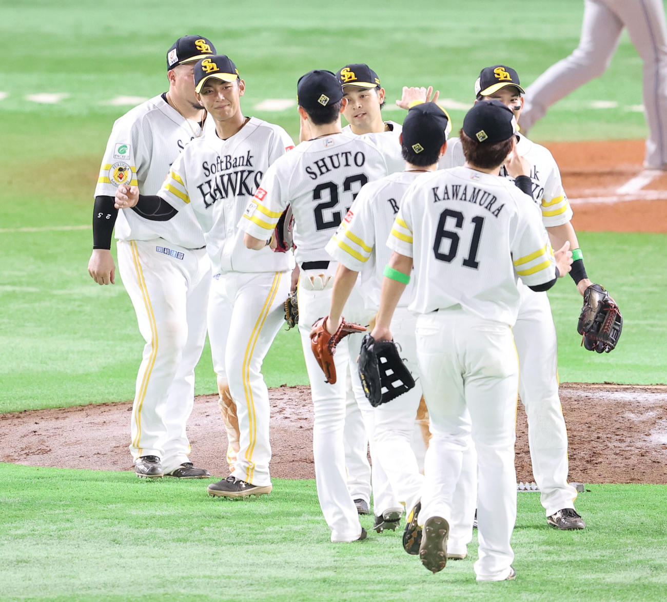 ソフトバンク対日本ハム　勝利したソフトバンクナインはハイタッチをかわす（撮影・梅根麻紀）