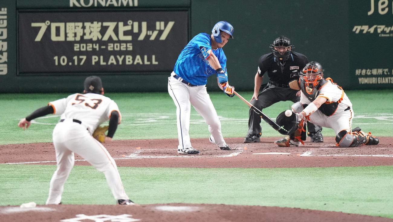 巨人対DeNA 7回表DeNA1死一、三塁、左前適時打を放つ代打筒香。投手高梨（撮影・鈴木みどり）