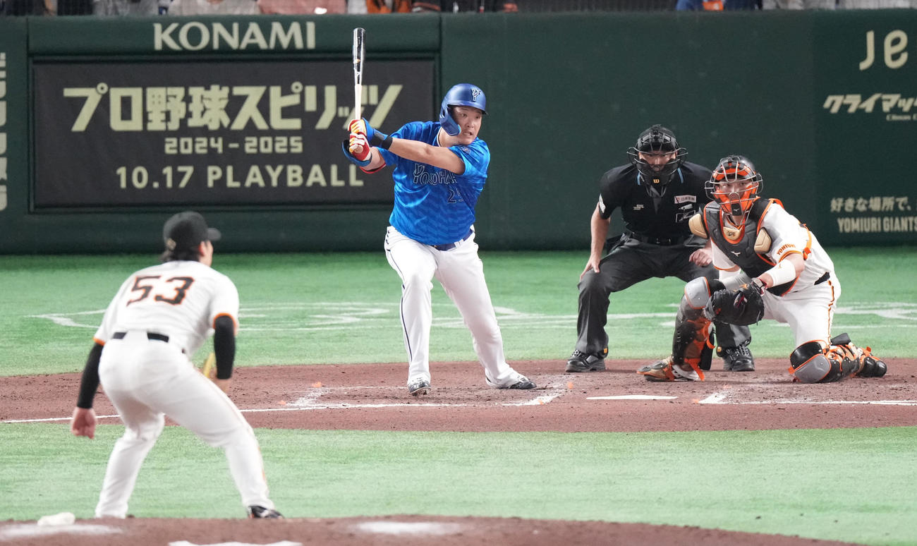 巨人対DeNA 7回表DeNA1死一、三塁、左前適時打を放つ代打筒香。投手高梨（撮影・鈴木みどり）