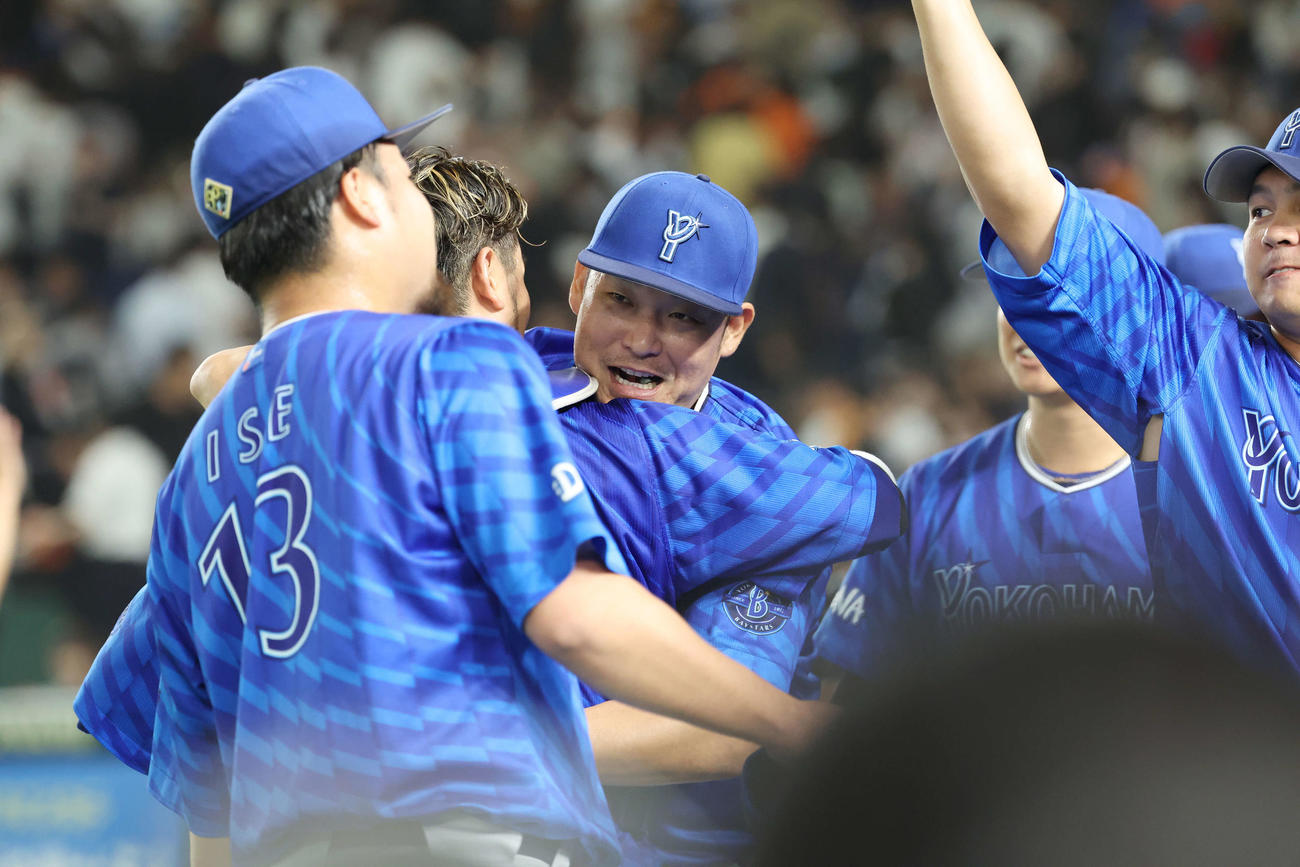 巨人対DeNA DeNA筒香はチームメートと抱き合って勝利を喜ぶ（撮影・宮地輝）