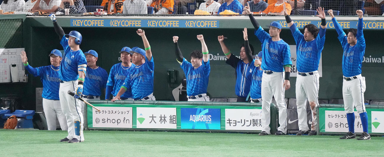 巨人対DeNA 7回表DeNA1死一、三塁、代打筒香の左前適時打に三浦監督（左）とチームメートが盛り上がる（撮影・鈴木みどり）