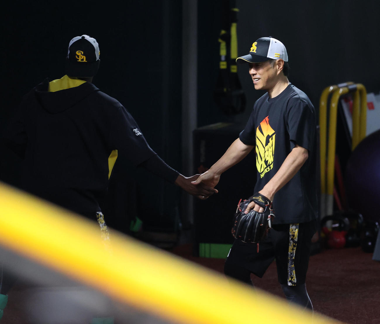 ソフトバンク対日本ハム　試合前、モイネロと握手をかわす小久保監督（撮影・梅根麻紀）