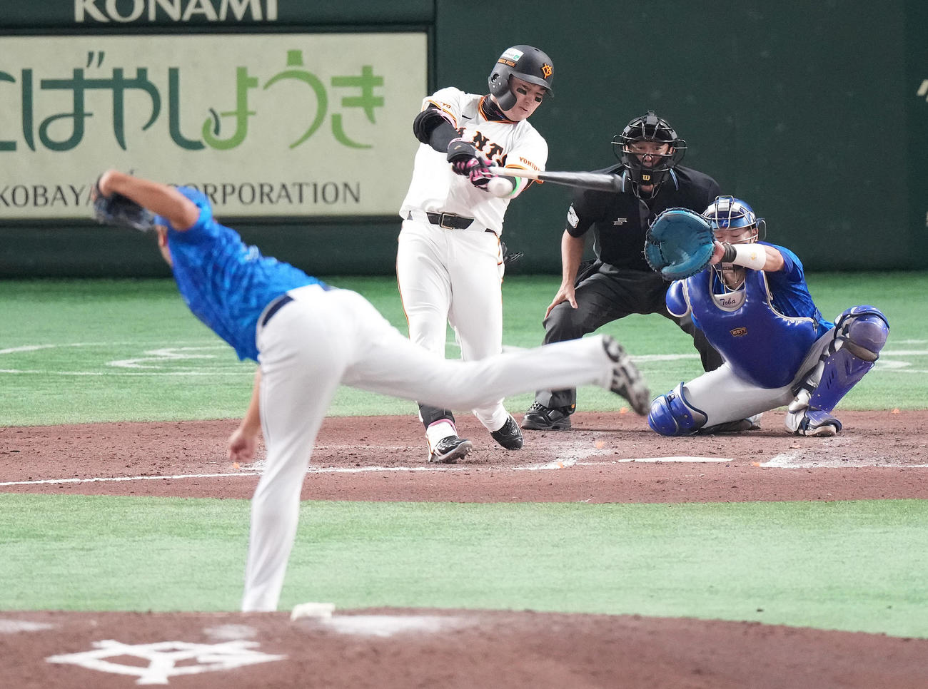 巨人対DeNA 8回裏巨人無死、右前打を放つ丸。投手堀岡（撮影・鈴木みどり）