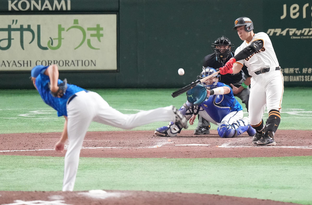 巨人対DeNA 8回裏巨人2死一塁、右飛に倒れる岡本和。投手堀岡（撮影・鈴木みどり）