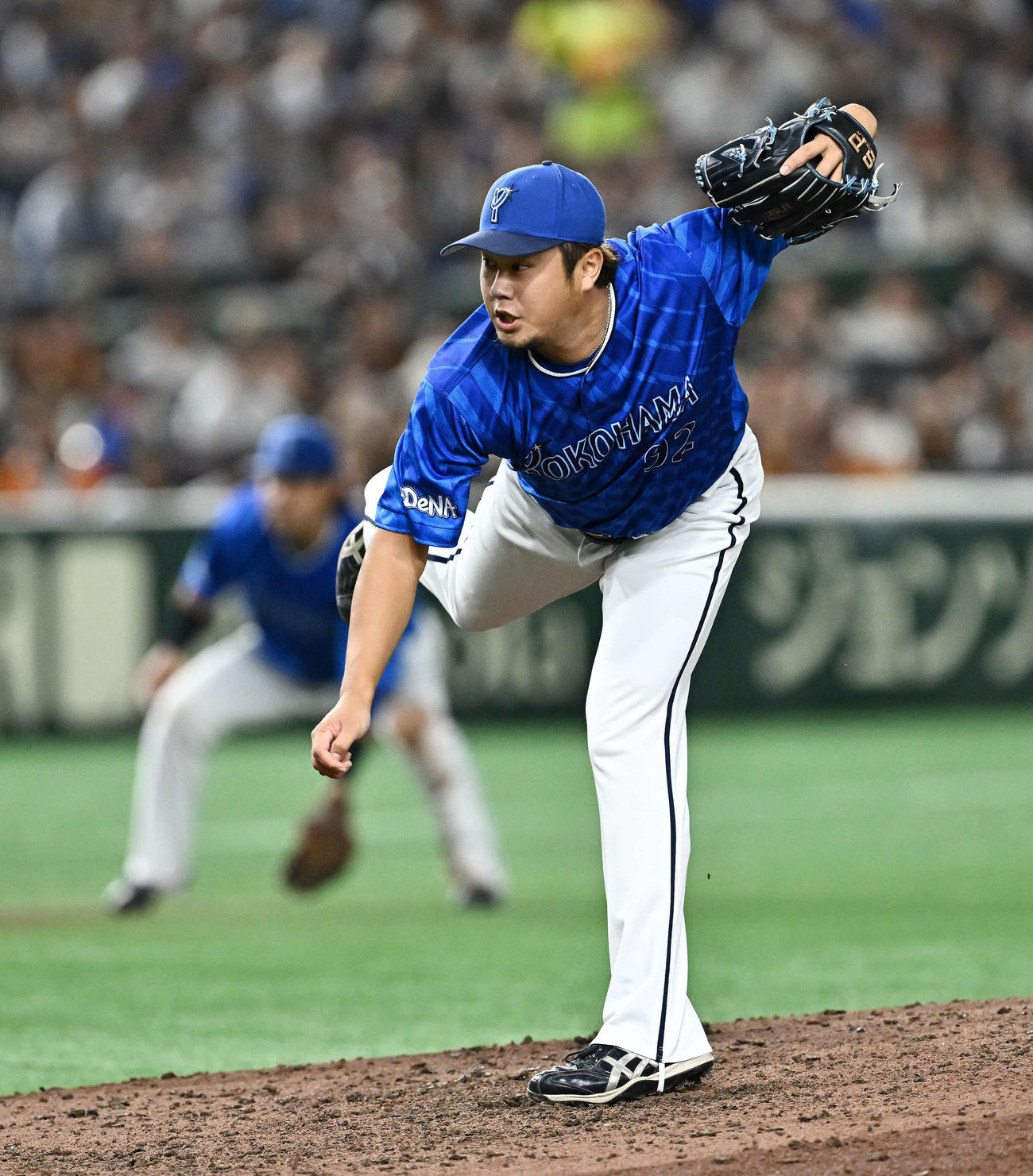 巨人対DeNA DeNA4番手で登板する堀岡（撮影・滝沢徹郎）