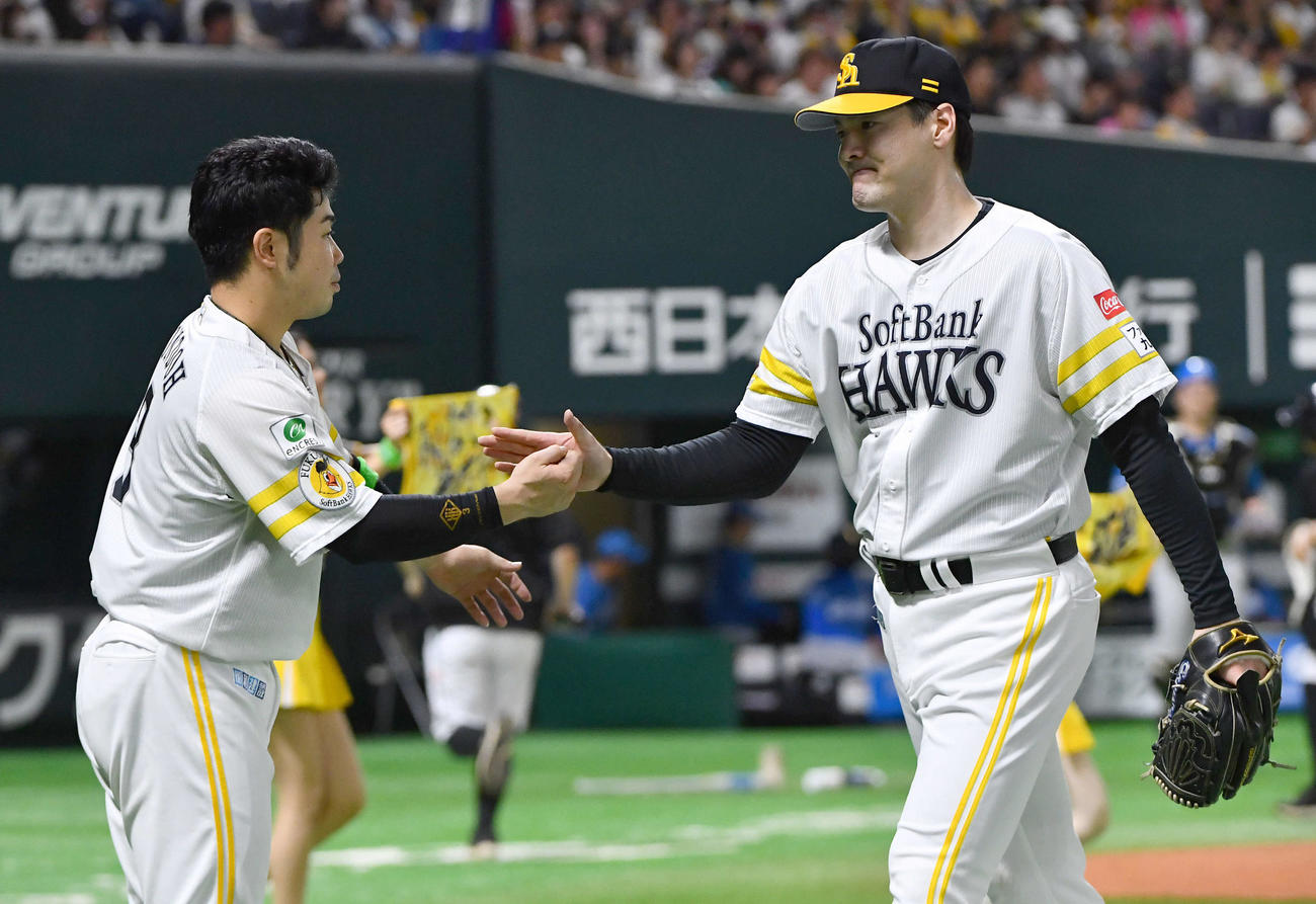 ソフトバンク対日本ハム　6回表を3者凡退に抑えた有原（右）とタッチを交わす近藤（撮影・岩下翔太）