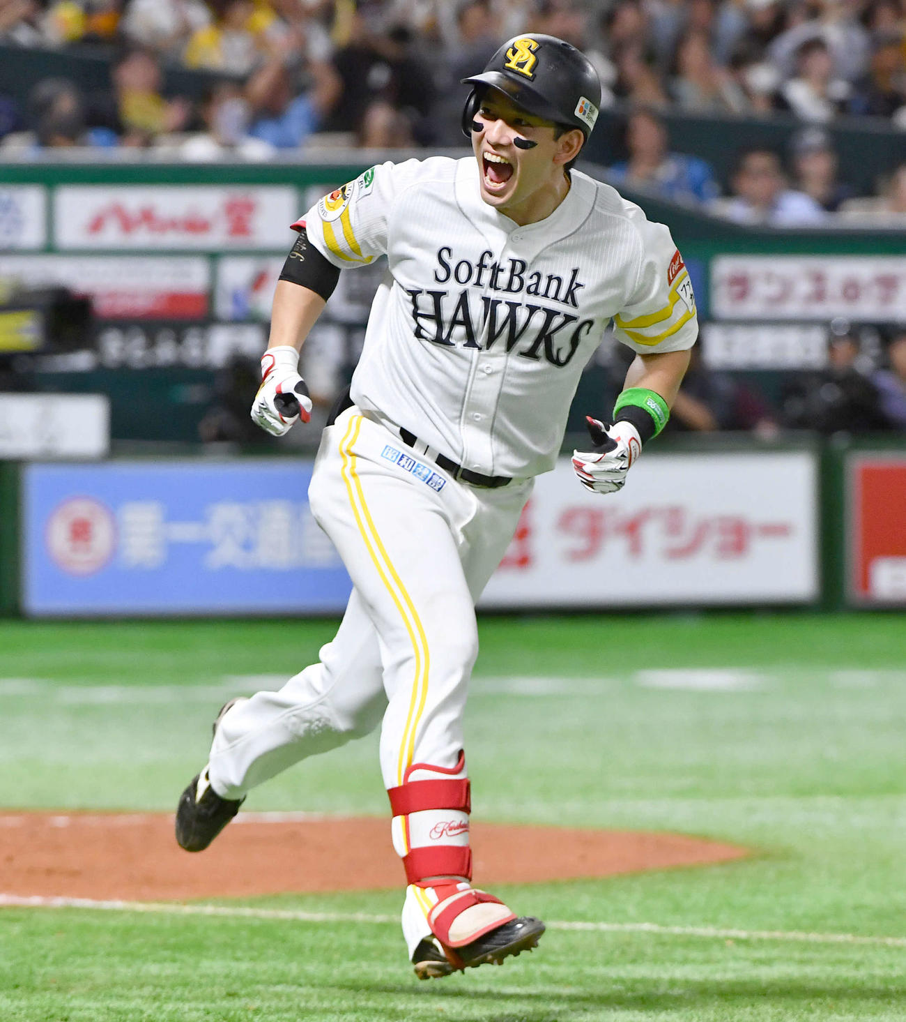 ソフトバンク対日本ハム　5回裏ソフトバンク1死、右越えソロ本塁打を放ち雄たけびを上げる栗原（撮影・岩下翔太）