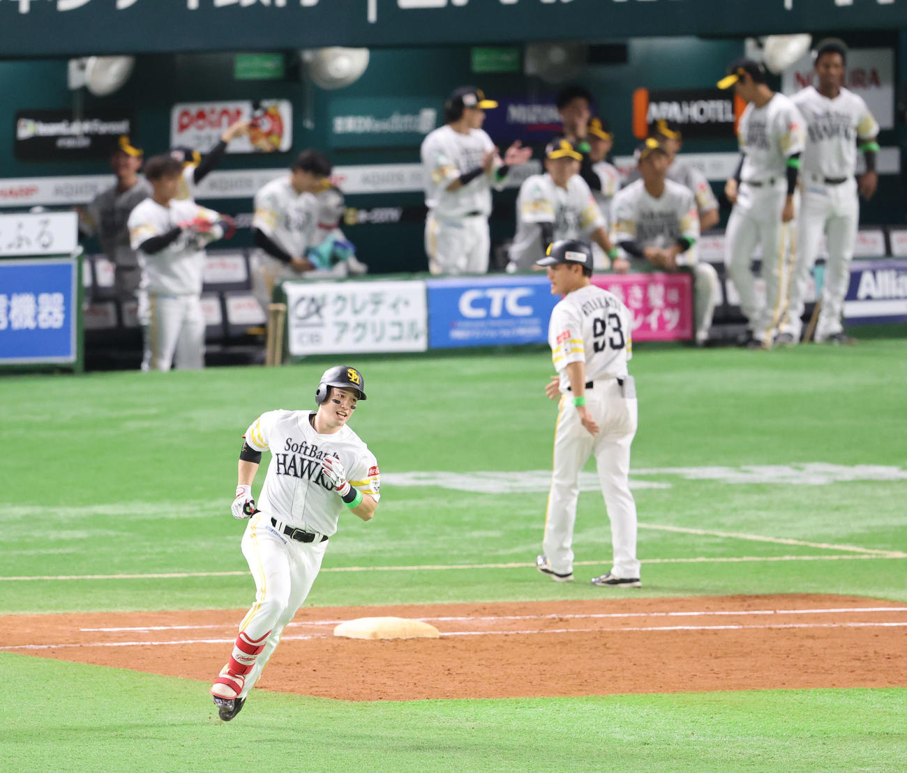 ソフトバンク対日本ハム　5回裏ソフトバンク1死、栗原は右越えに本塁打を放つ（撮影・梅根麻紀）