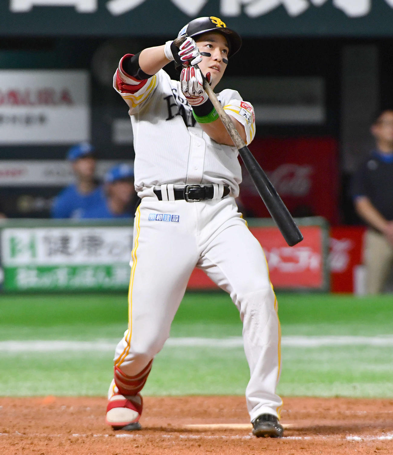 ソフトバンク対日本ハム　5回裏ソフトバンク1死、栗原は右越えに本塁打を放ち、打球を見つめる（撮影・岩下翔太）