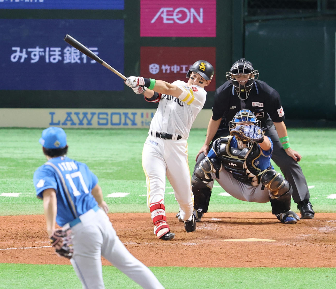 ソフトバンク対日本ハム　5回裏ソフトバンク1死、栗原は右越えに本塁打を放つ（撮影・梅根麻紀）