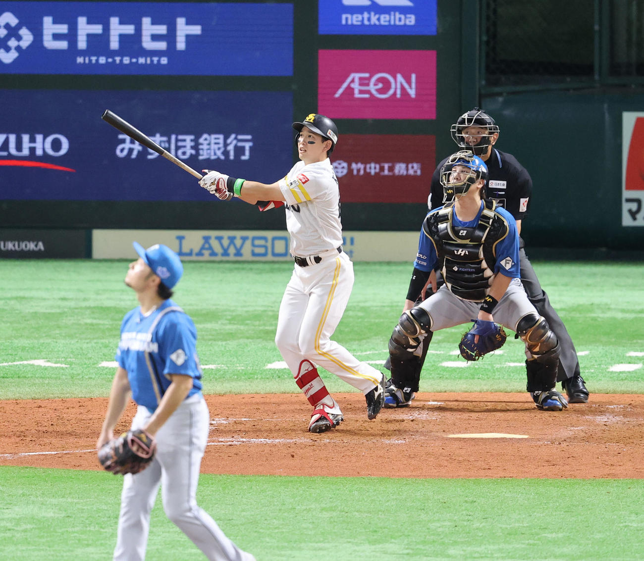 ソフトバンク対日本ハム　5回裏ソフトバンク1死、栗原は右越えに本塁打を放つ（撮影・梅根麻紀）
