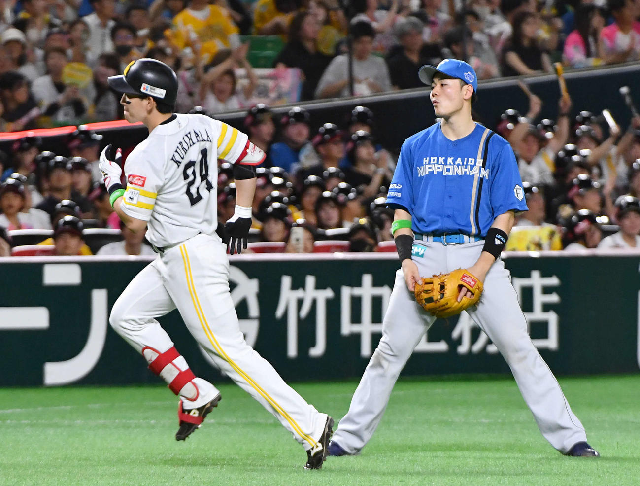 ソフトバンク対日本ハム　5回裏ソフトバンク1死、右越え本塁打を放ち、ダイヤモンドを一周する栗原（左）を見つめる清宮（撮影・岩下翔太）