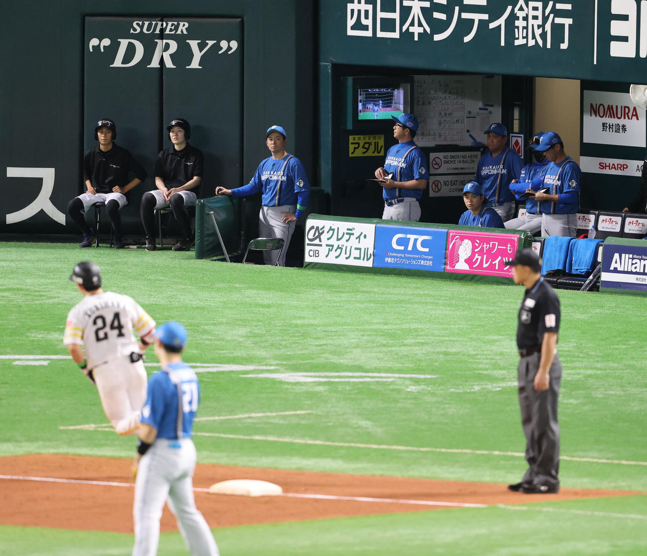 ソフトバンク対日本ハム　5回裏ソフトバンク1死、栗原の右越え本塁打で雰囲気が元気ない日本ハムナイン（撮影・梅根麻紀）