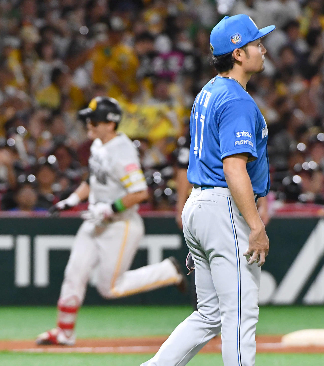 ソフトバンク対日本ハム　5回裏ソフトバンク1死、栗原（左）に右越え本塁打を打たれた伊藤（撮影・岩下翔太）