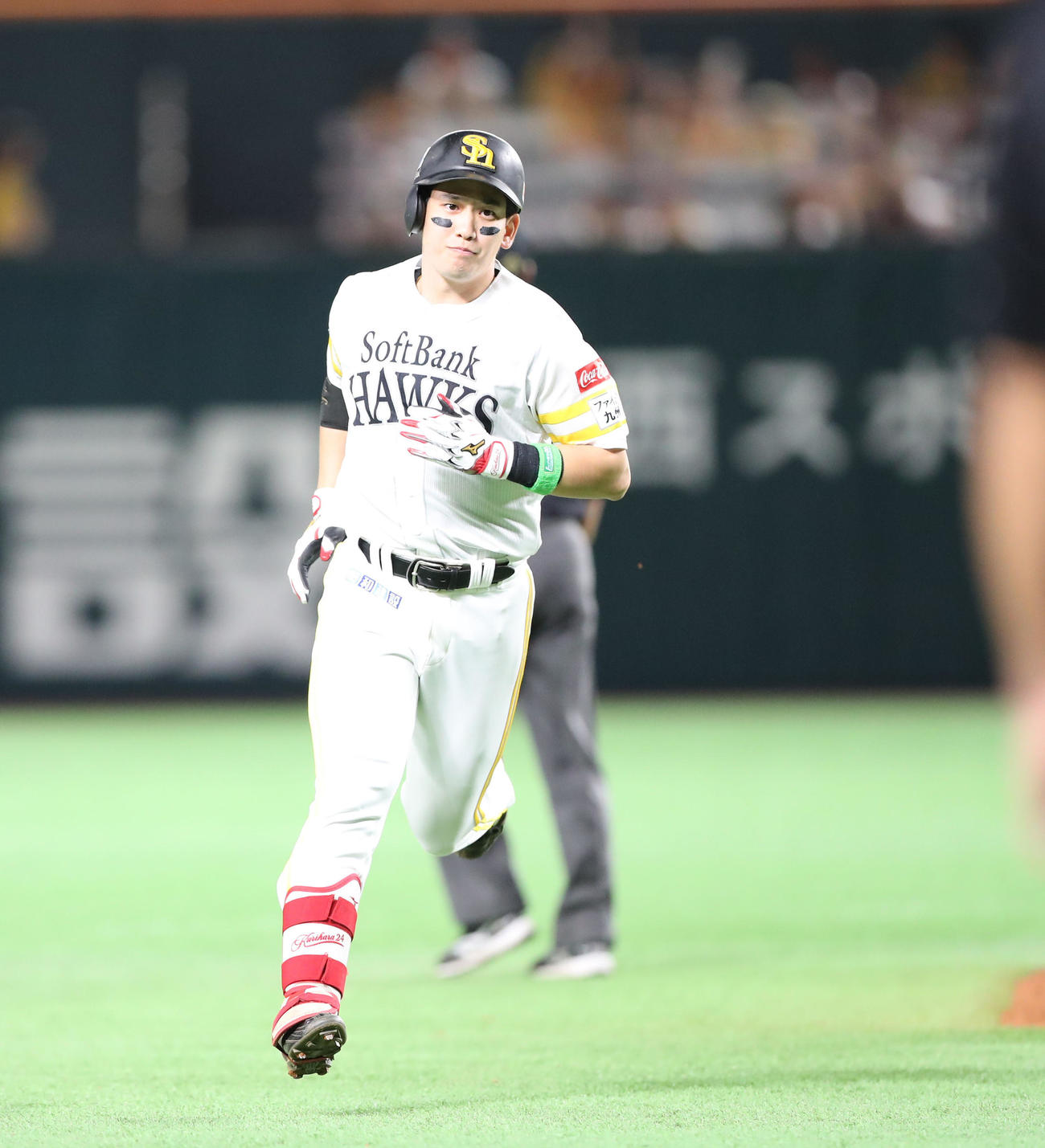 ソフトバンク対日本ハム　5回裏ソフトバンク1死、栗原は右越え本塁打を放つ（撮影・鬼束羽瑠菜）