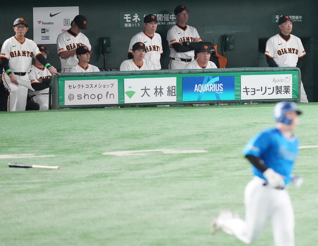 巨人対DeNA 4回表DeNA無死、佐野に右中間への先制ソロ本塁打を浴び、浮かない表情の阿部監督（右）（撮影・鈴木みどり）