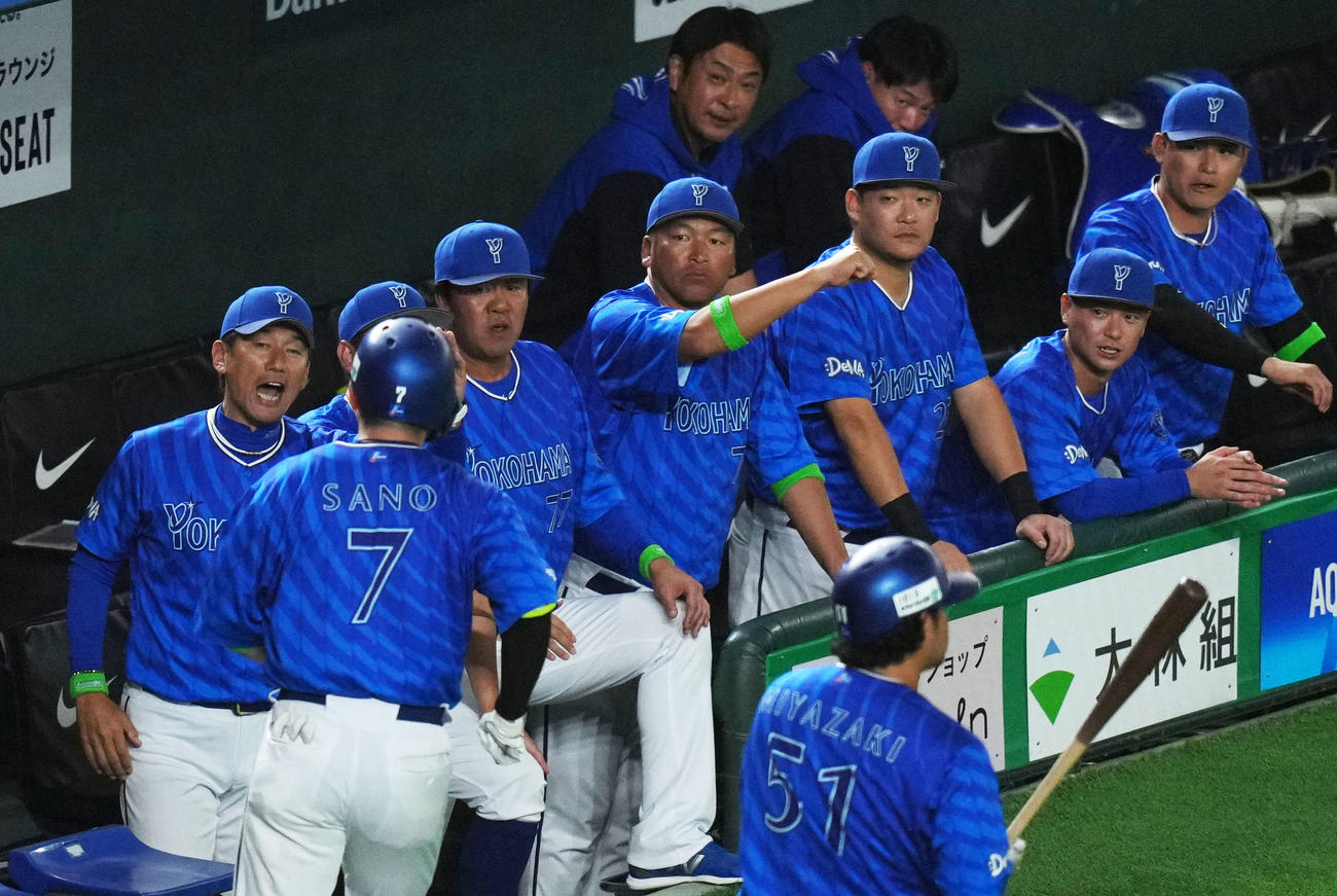 巨人対DeNA 4回表DeNA無死、右越え本塁打を放った佐野（左から2人目）をタッチで迎える三浦監督（左）（撮影・横山健太）