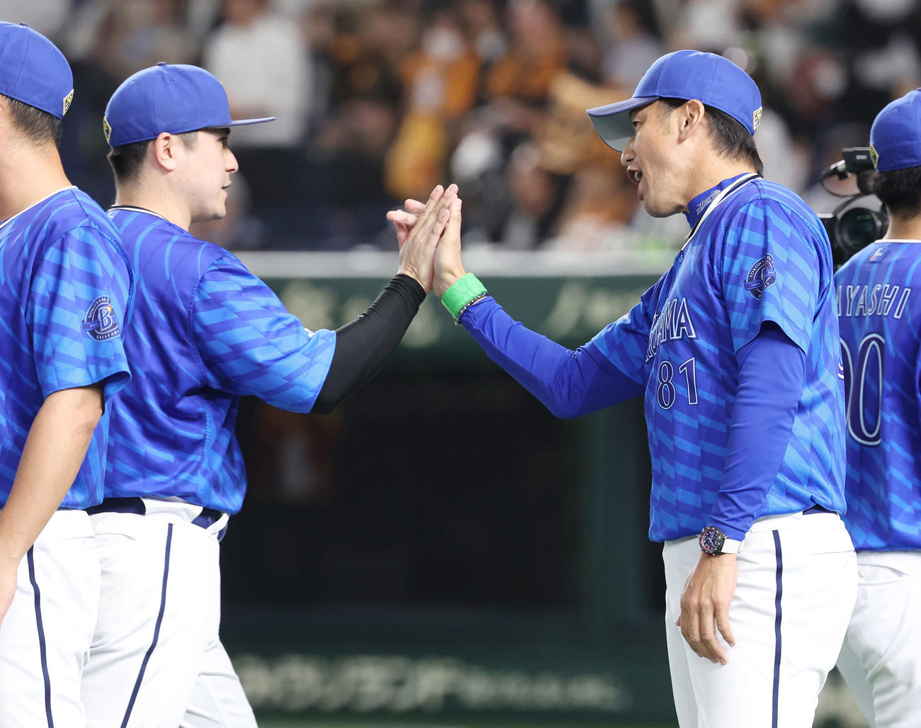 巨人対DeNA　勝利のタッチを交わすDeNA佐野（左）と三浦監督（撮影・宮地輝）