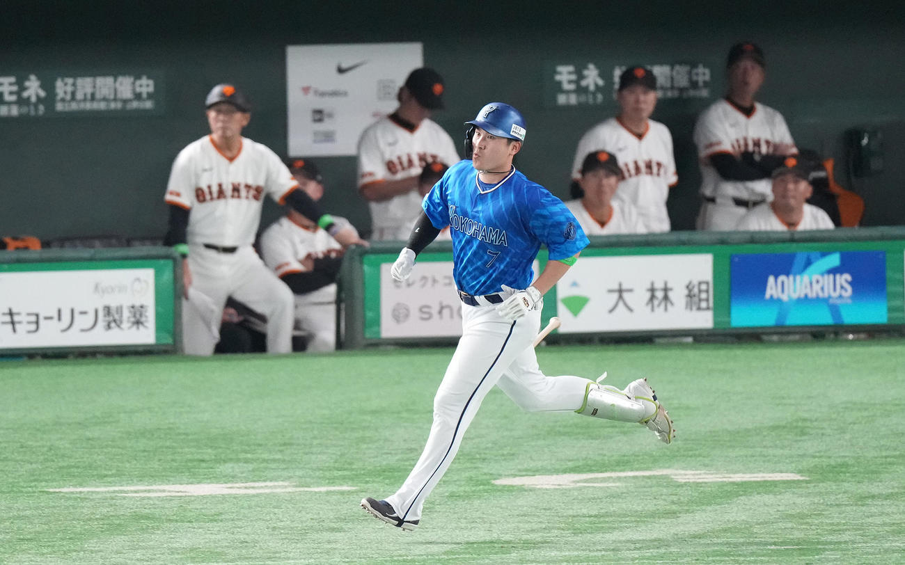 巨人対DeNA 4回表DeNA無死、右中間に先制ソロ本塁打を放った佐野は一塁へ向かう（撮影・鈴木みどり）