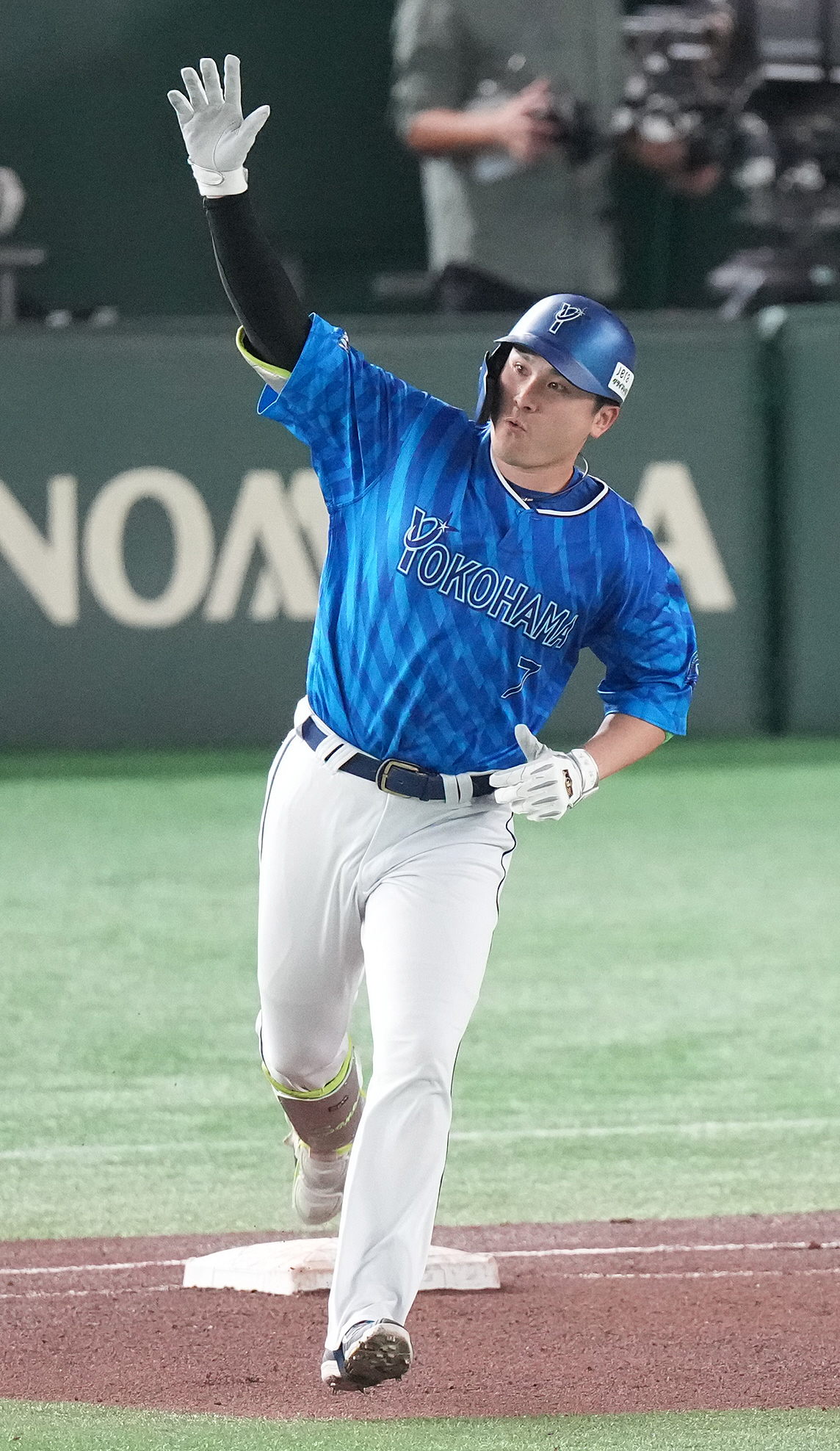 巨人対DeNA 4回表DeNA無死、右中間に先制ソロ本塁打を放った佐野は右手を突き上げる（撮影・鈴木みどり）