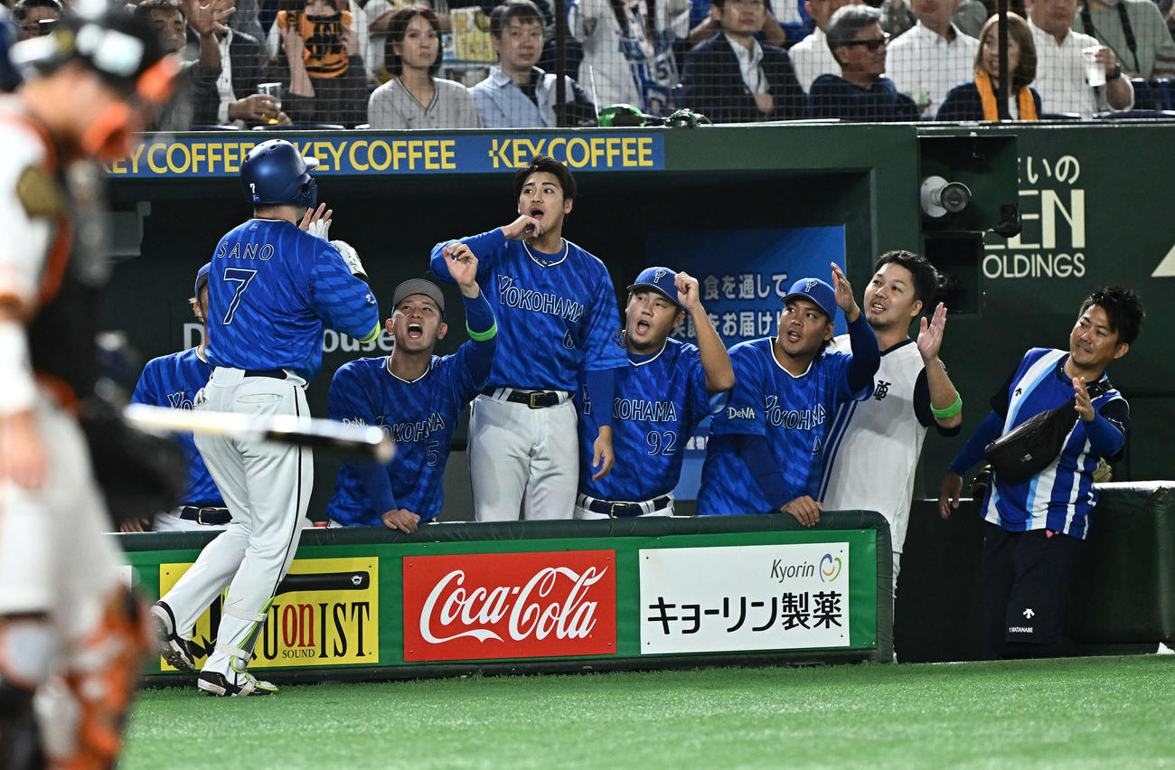 巨人対DeNA 4回表DeNA無死、先制ソロ本塁打を放った佐野（手前左）を迎える選手たち（撮影・滝沢徹郎）