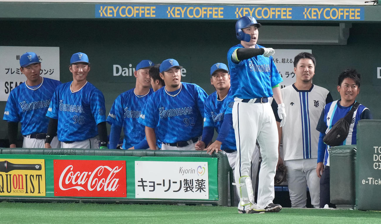 巨人対DeNA 4回表DeNA無死、右中間に先制ソロ本塁打を放った佐野（右から3人目）は「デスターシャ」のポーズ（撮影・鈴木みどり）