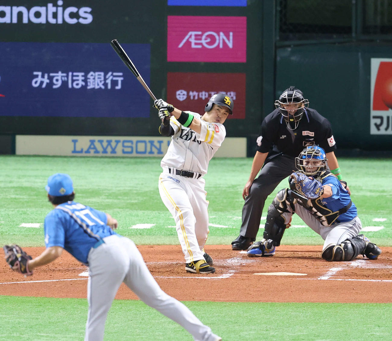 ソフトバンク対日本ハム　2回裏ソフトバンク1死、近藤は中越え二塁打を放つ。投手伊藤（撮影・梅根麻紀）