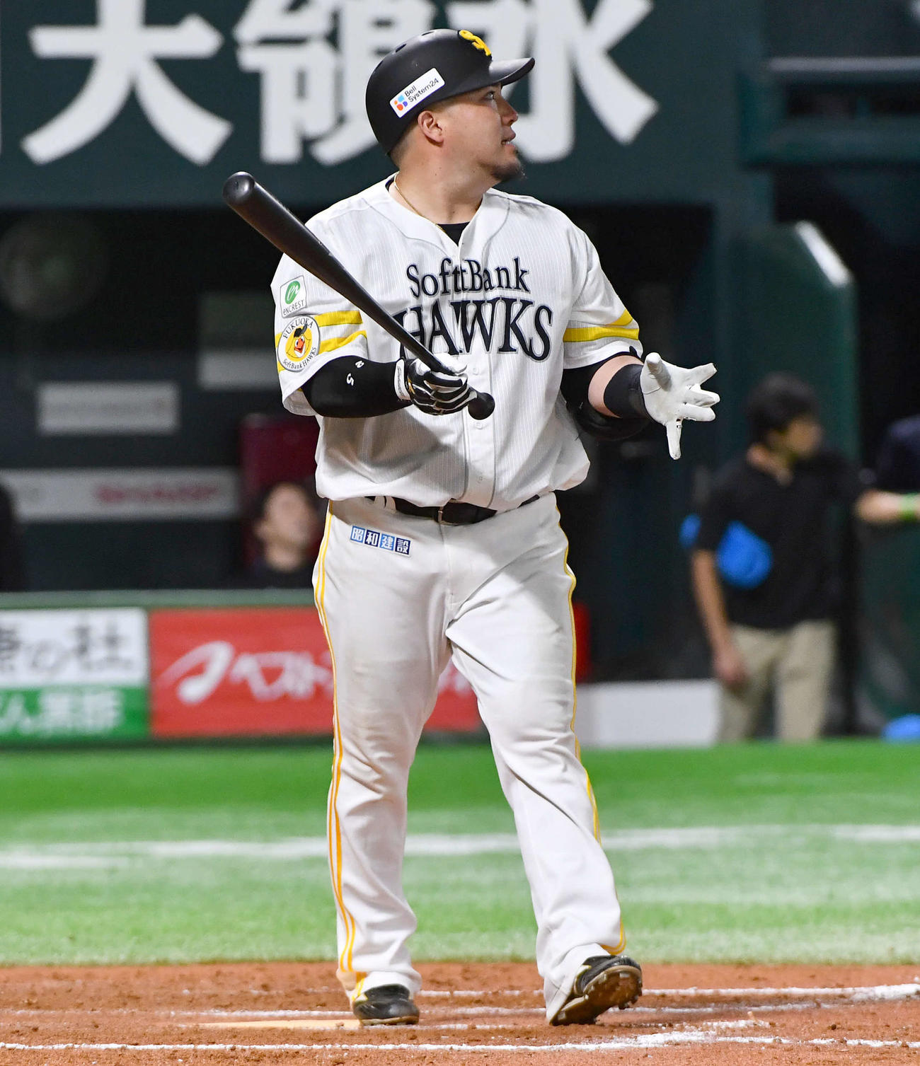 ソフトバンク対日本ハム　8回裏ソフトバンク無死、山川は左越え本塁打を放つ（撮影・岩下翔太）