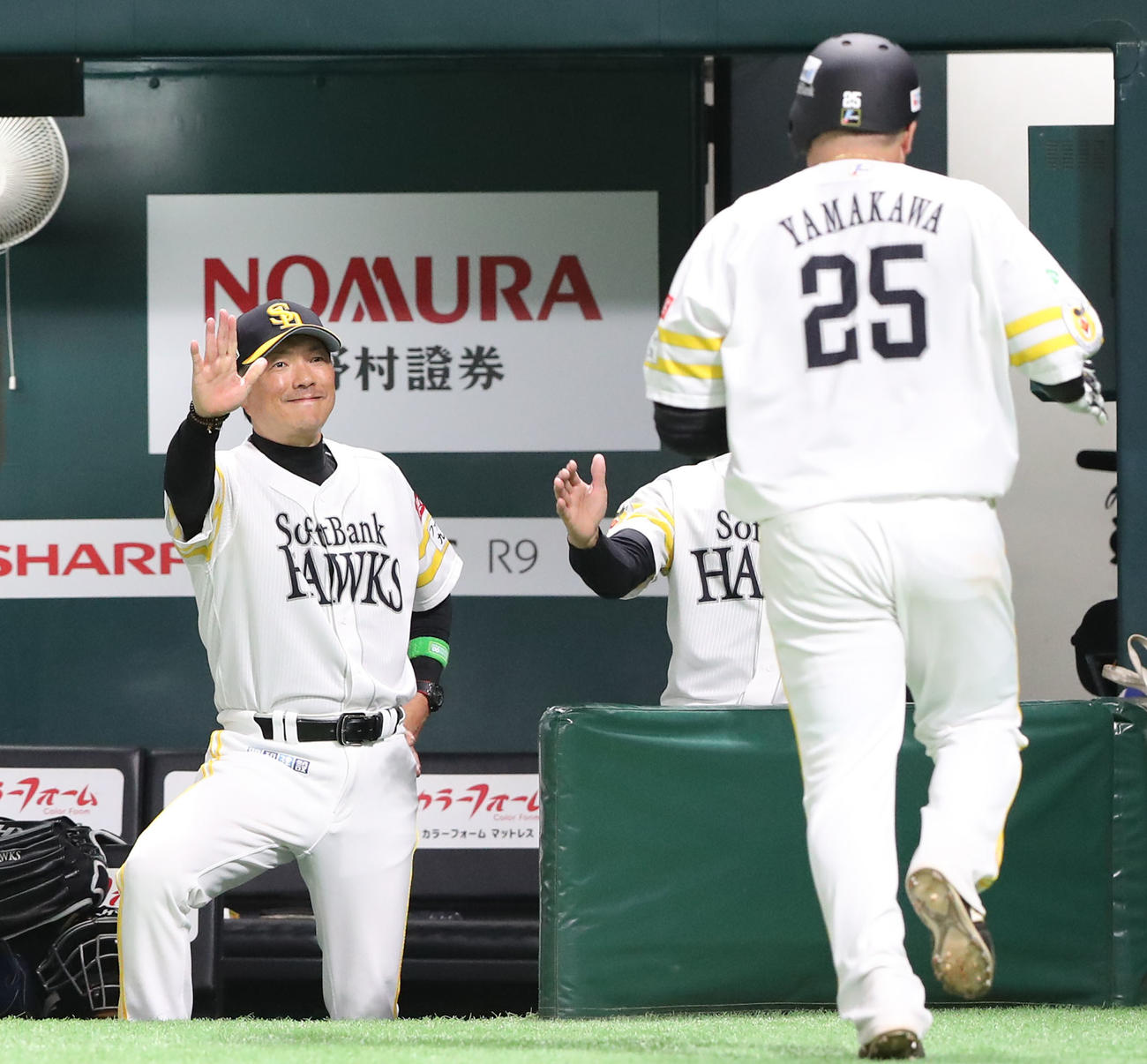 ソフトバンク対日本ハム　8回裏ソフトバンク無死、左越え本塁打を放った山川（右）を笑顔で出迎える小久保監督（撮影・鬼束羽瑠菜）