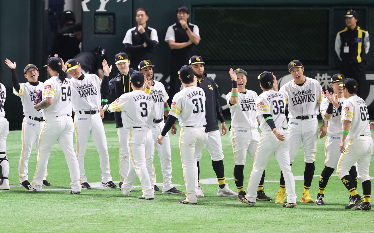 ソフトバンク対日本ハム　ベンチ前でナインを出迎える小久保監督（撮影・梅根麻紀）